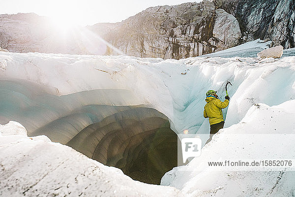 Seitenansicht des Eismannes  der außerhalb der Gletscherhöhle klettert.