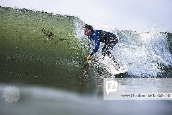Mann surft im Sommer in Rhode Island