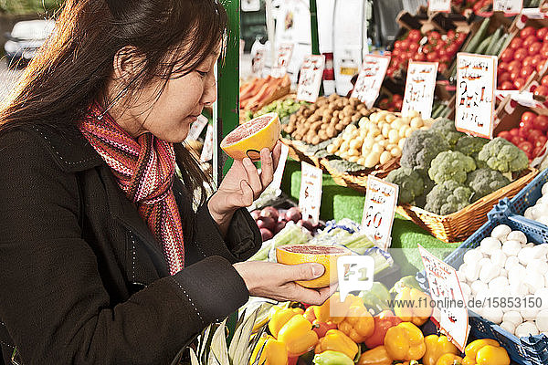 Frau beim Einkaufen auf dem Markt für lokale Produkte