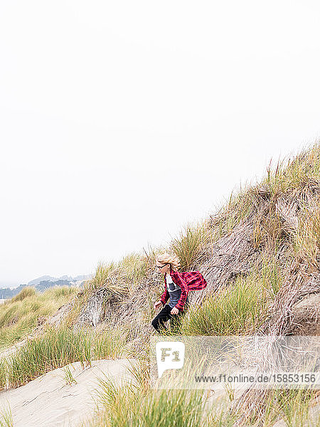 Junge rennt am Point Reeditorial eine Sandbank hinunter in Richtung Ozean