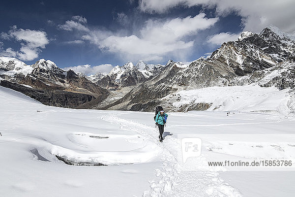Solo-Bergsteigerin überquert Gletscherspalten auf dem Himalaya-Gletscher