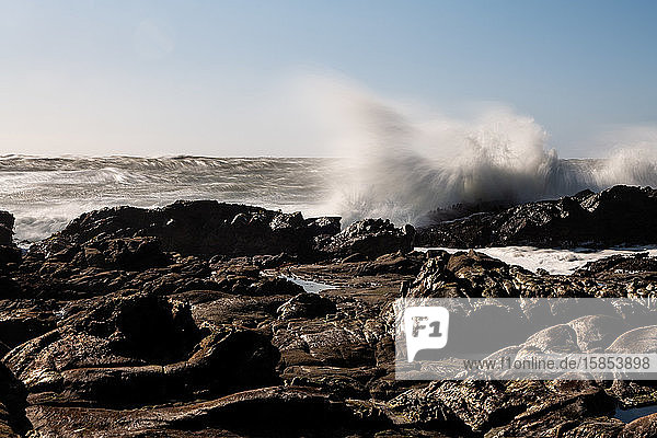 Lange Exposition von Wellen  die auf nordkalifornische Küstenfelsen brechen