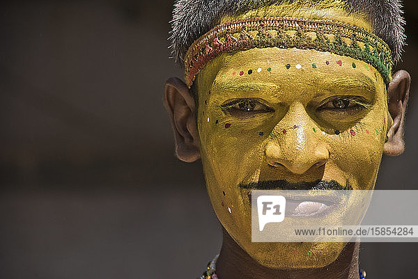 Mann mit Gesichtsbemalung feiert das Fest von Navaratri