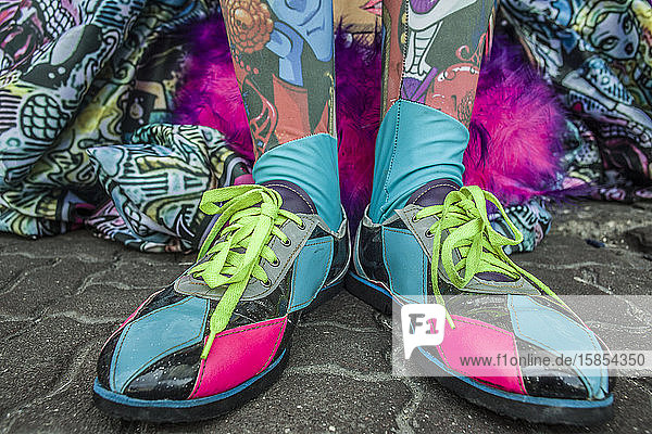 Bunte Schuhe eines Mitglieds der Bate-bola-Gruppe im Karneval von Rio
