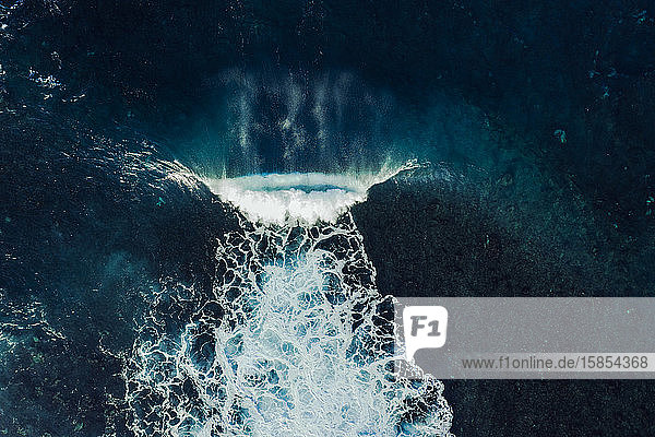Luftaufnahme einer perfekten Welle  die sich über einem Lavariff auf Teneriffa bricht