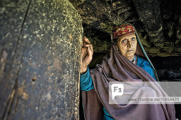 Alte Zigeunerin aus Gujjar im Aru-Tal