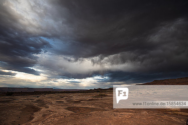 Dramatischer Himmel in der Hochwüste des Colorado-Plateaus.