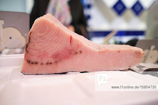 Nahaufnahme eines in Stücke geschnittenen Fisches namens roher Schwertfisch