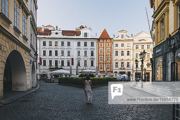 Frau beim Spaziergang durch die Altstadt von Prag  Tschechische Republik