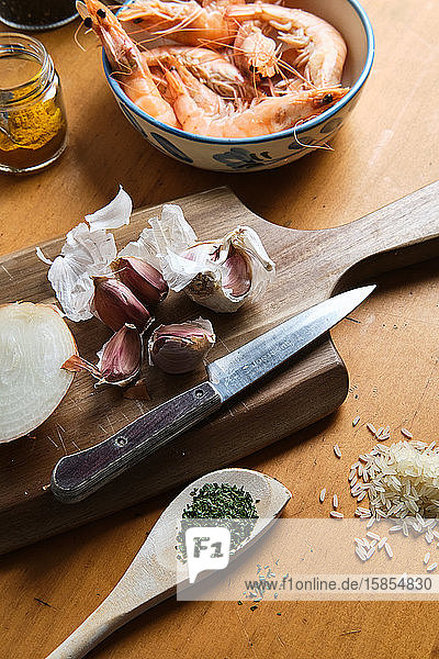 Zutaten  die für die Zubereitung einer spanischen Paella benötigt werden