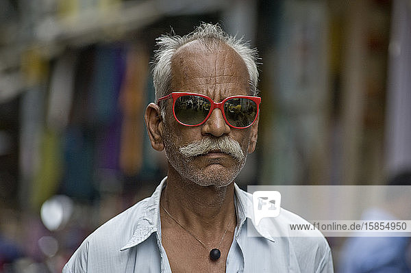 Rajasthanischer Mann mit Sonnenbrille und typischem Schnurrbart