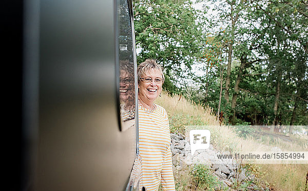Porträt einer Frau aus den 60er Jahren  die im Sommer in einem Wohnmobil zeltet