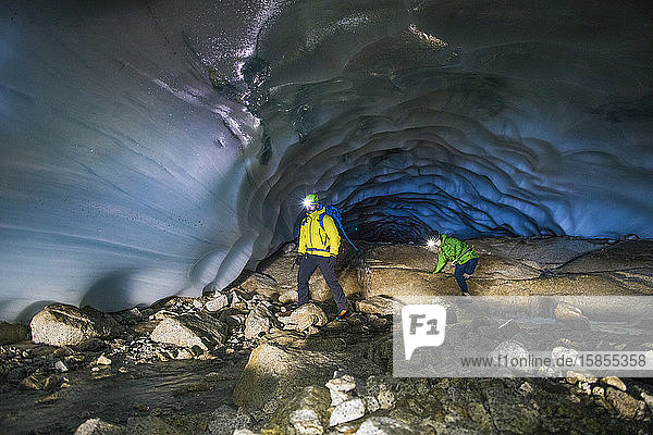 Abenteuerlustiges Paar erkundet Eishöhle in der Nähe von Vancouver.