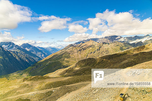 Blick auf die Zermatter Alpen an einem sonnigen Sommertag mit Gras
