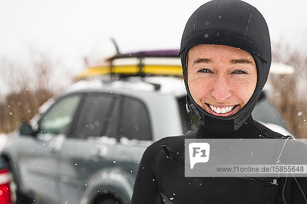 Frau genießt Wintersurf an einem verschneiten Tag