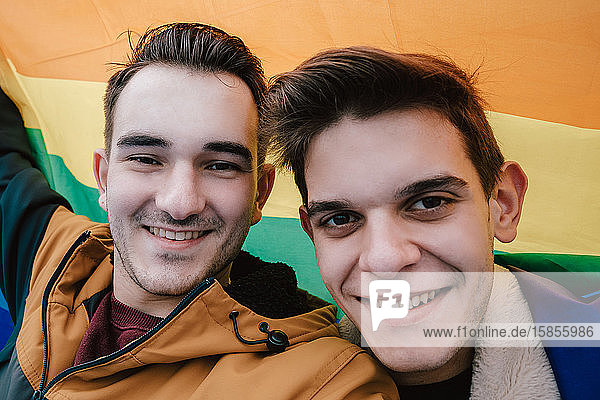 Junges homosexuelles Paar macht ein Selfie. LGBT-Konzept