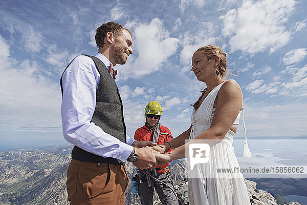 Ein junges Paar heiratet auf dem Gipfel eines Berges in Wyoming