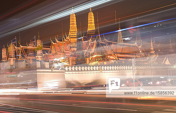 Nachtverkehr rund um den Grossen Palast von Bangkok