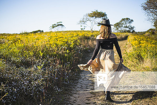 Bohemian Vintage Prairie Cowgirl Erforschung des Naturschutzfeldes