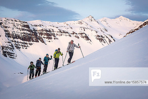 Gruppenskilauf in Island mit Bergen