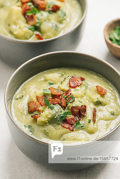 Kartoffel-Brokkoli-Suppe mit Speck