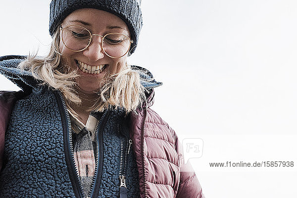 Nahaufnahme eines Porträts einer Frau  die beim Wandern lächelt