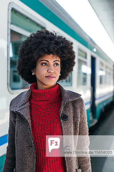 Porträt einer Geschäftsfrau am Bahnhof