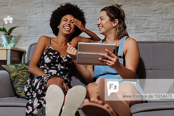 Zwei Frauen schauen auf die Tablette