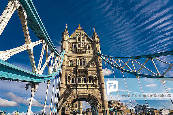 Details zur Tower Bridge in London mit blauem Himmel