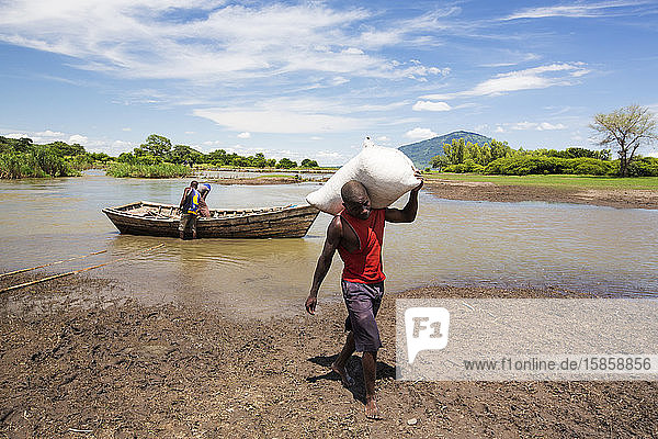 Mitte Januar 2015 brachte eine dreitägige Periode übermäßiger Regenfälle beispiellose Überschwemmungen in das kleine arme afrikanische Land Malawi. Es vertrieb fast eine Viertelmillion Menschen  verwüstete