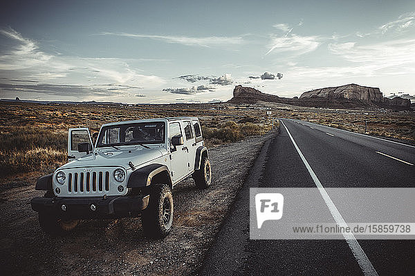 Denkmal Talumgebung  Navajo-Stausee und Jeep im Vordergrund