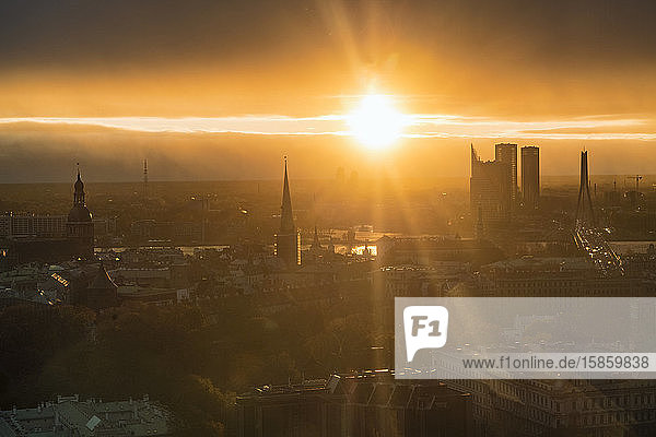 Blick von oben auf die Skyline von Riga am späten Nachmittag bei warmem Licht