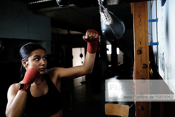 junge Frau  die im Fitnessstudio Boxen übt