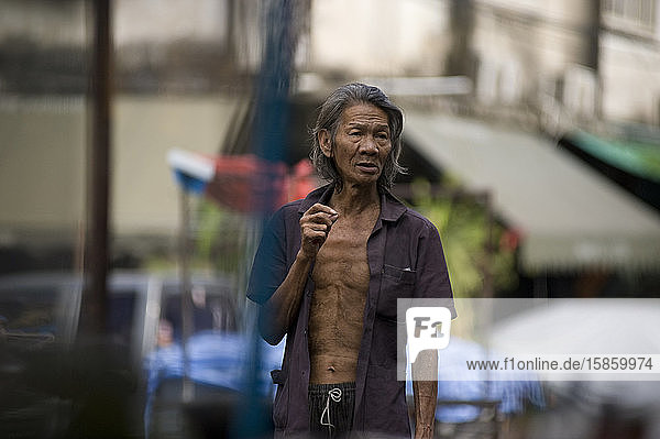 Obdachlose irren in den Straßen von Klong Toey umher