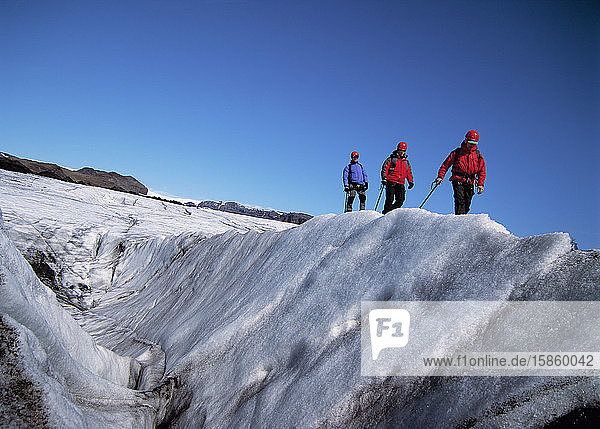 3 Männer erkunden den Gletscher Solheimajokull