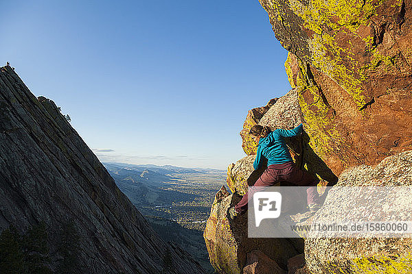 Frau erklimmt zweites Flatiron ohne Seil über Boulder  Colorado