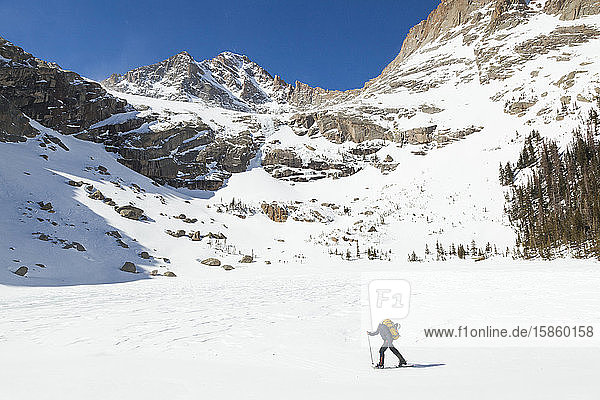 Frau wandert über den gefrorenen Schwarzen See  Rocky Mountain-Nationalpark