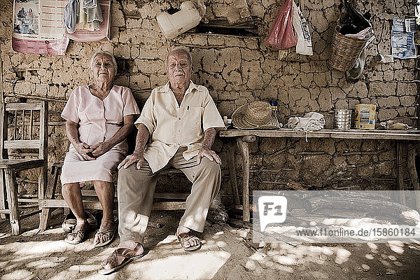 Porträt eines liebenswerten Großelternpaares in ihrem bescheidenen Haus auf dem Land. Adobe-Haus.