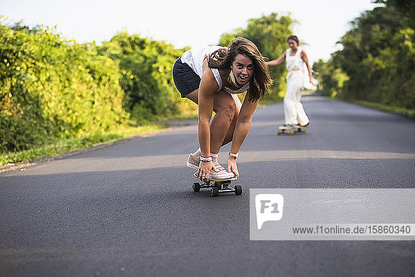 Junge Frauen beim Skateboarden im Sommer
