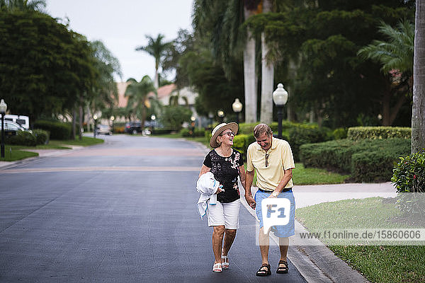 Älteres Ehepaar geht Hand in Hand und genießt den Ruhestand