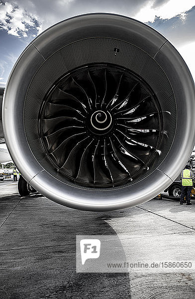 Turbinenstrahltriebwerk auf einem Verkehrsflugzeug - Ansicht von vorne