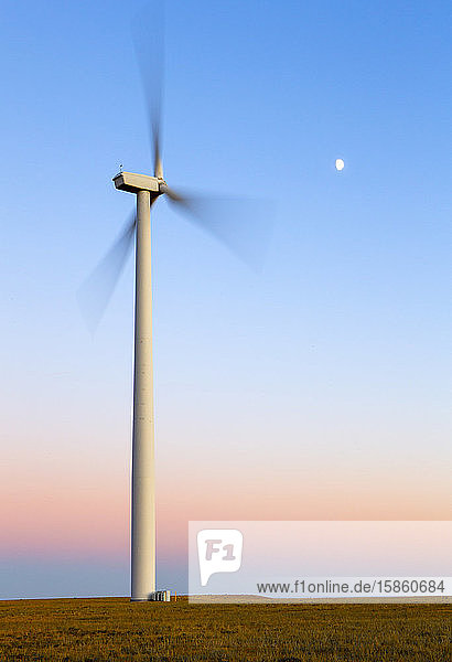 Colorado-Windpark auf Weizenfeld bei Sonnenuntergang