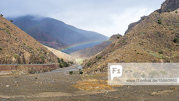 Regenbogen in einer Schlucht  Tizi-N'Tichka-Pass im Atlas-Gebirge  Marokko