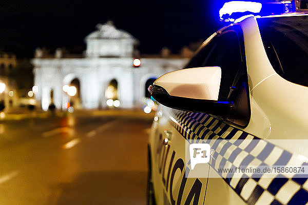 patrouillenwagen bewacht die strassen von madrid