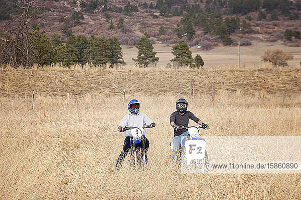 Zwei junge Männer radeln im Vorgebirge in Colorado