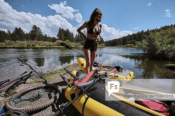 Frau bereitet ihr Ruderfloß vor  um auf dem Deschutes River in Oregon zu treiben.