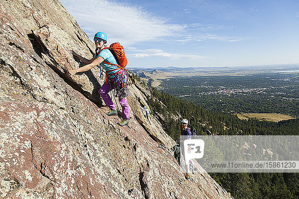Paarige Felskletterei Dritte Flatiron-Ostwand über Boulder  Colorado