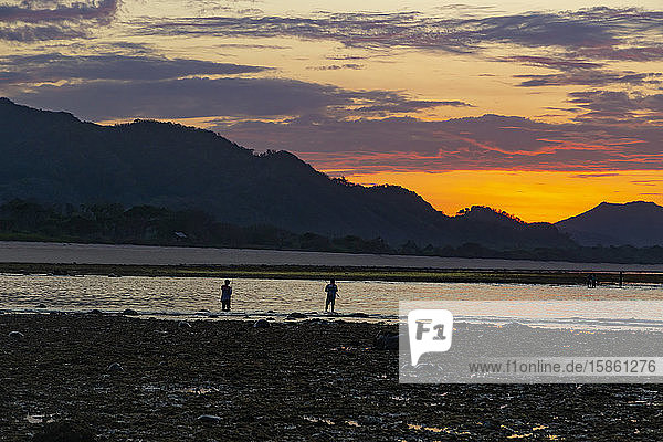 Sonnenaufgangslandschaft  Fischer  Insel Sumbawa  Indonesien