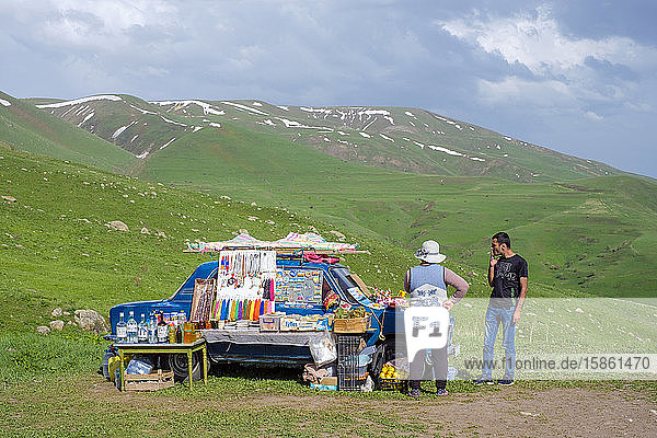 Frau verkauft Souvenirs auf einem Lada am Vardenyats-Pass (Selim-Pass)  Provinz Vayots Dzor Armenien
