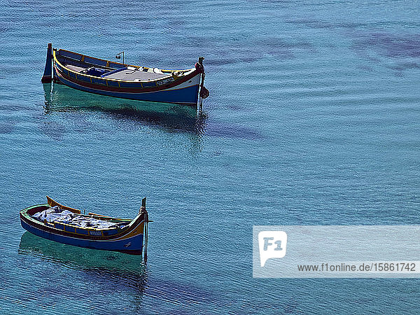 Traditionelle maltesische Fischerboote in ruhigen Gewässern